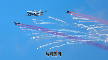 [포토] 플레어 발사하는 공군 피스아이와 F-16