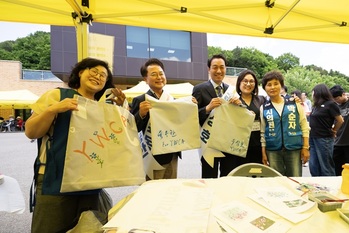 [포토뉴스] 우상호·육동한 후보, YWCA 바자회서 사전투표 독려 캠페인 전개