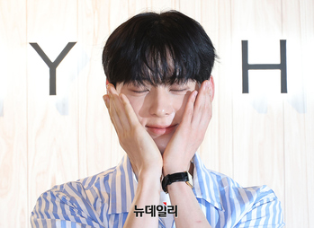 [영상] 가수 황민현 '훈훈하게 볼터치'