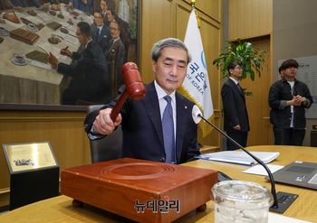 한국은행은 브레이크, 국민연금은 액셀 … 외발자전거의 묘기
