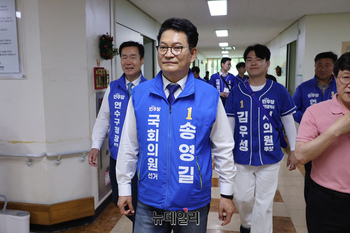 [포토] 동포회관 둘러보는 송영길 민주당 인천 연수갑 국회의원 후보