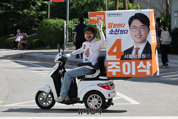 [포토] 이색 선거운동, 오토바이로 서대문 누비는 주이삭 후보