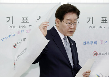 李 '투표지' 이어 '투표 독려' 메시지까지 파열음 … 대통령 '선거 중립' 논란 확산