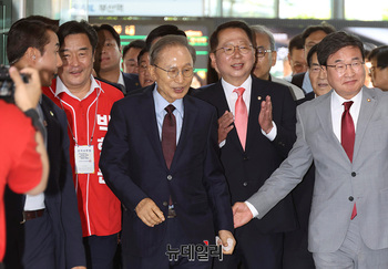 [포토] 부산 도착한 이명박 전 대통령 