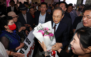 [포토] 꽃다발 받은 이명박 전 대통령 
