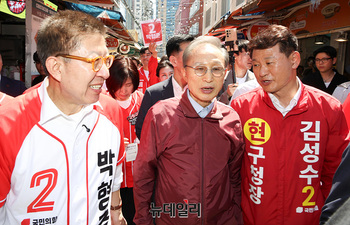 [포토] 해운대시장 찾은 이명박 전 대통령 