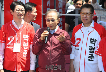 [포토] 지원유세 나선 이명박 전 대통령 