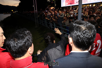 [포토] 시민들 향해 인사하는 박근혜 전 대통령 