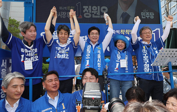 [포토] 구로디지털단지서 손잡은 '정원오-장인홍' 후보