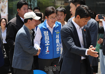 [포토] 구로디지털단지 유세 나선 정원오, 한화에어로 사고로 유세 중단