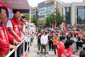 [포토] 노원서 지지호소 하는 오세훈 후보