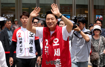 [포토] 손 흔들면 입장하는 오세훈 국민의힘 서울시장 후보