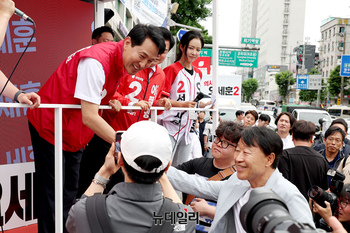 [포토] 시민들과 악수 나누는 오세훈 서울시장 후보