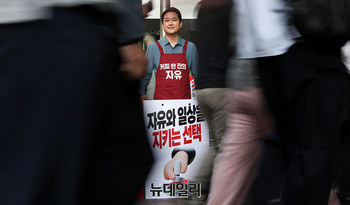 [포토] 장동혁 'D-1' 출근인사 '커피 한잔의 자유'