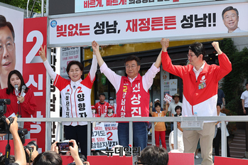 [포토] 야탑역서 손잡은 양향자-신상진 후보