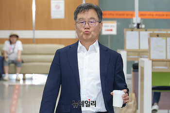 [포토] 종이컵 든 김만배