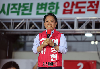 [포토] 신촌역 파이널유세서 지지호소하는 이성헌 후보