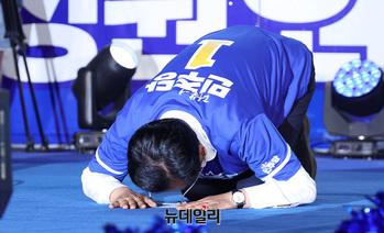 [포토] 큰절하는 정청래 더불어민주당 대표 