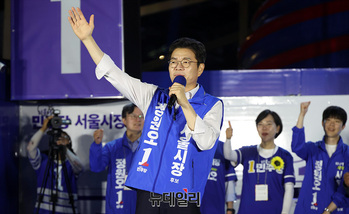 [포토] '본투표 D-1' 유세 이어가는 정원오 서울시장 후보 