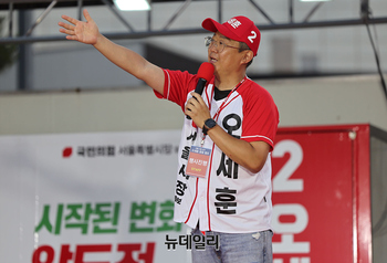 [포토] 파이널유세 사회 맡은 개그맨 신동수