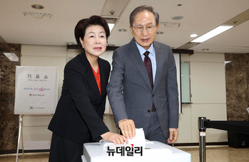 [포토] 지방선거 투표하는 이명박 전 대통령 내외 