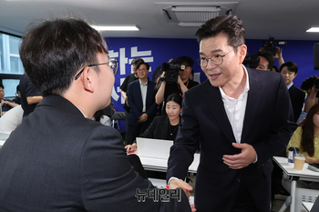 [포토] 선거캠프서 인사나누는 정원오 후보