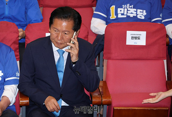 [포토] 출구조사 발표 기다리는 정청래 대표 
