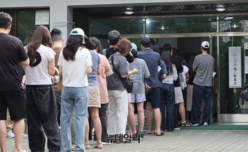 [포토] 투표용지 부족, 긴줄 늘어선 문정제2투표소 유권자들