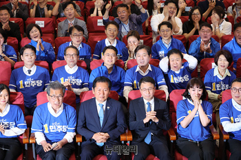 [포토] 신중한 표정의 정청래·한병도 환호하는 당직자들