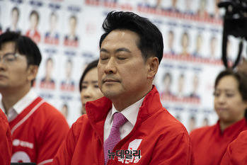 [포토] 출구조사에 눈 감은 장동혁 국민의힘 대표