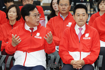 [포토] 대화 나누는 장동혁·송언석
