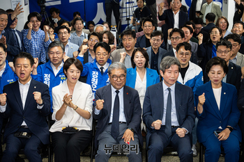 [포토] 출구조사 발표에 환호하는 정원오 캠프