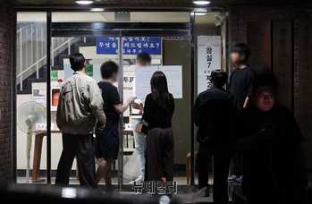 [영상] 잠실7동 제2투표소, 대기권 소지자 밤 10시까지 투표 가능