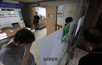 [포토] 투표용지 부족 사태, 밤9시30분 투표 마친 유권자 