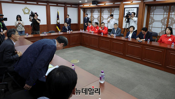 [포토] 고개 숙인 허철훈 중앙선관위 사무총장