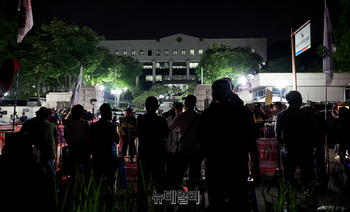 [포토] 사상초유 투표용지 부족 사태, 선관위로 모여든 시민들