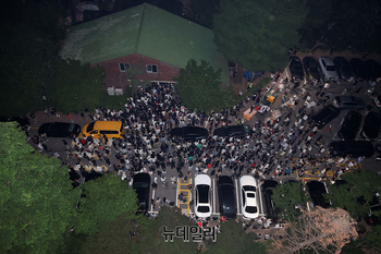 [영상] 잠실7동 투표함 반출, 새벽까지 시민들과 대치중