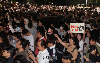 [영상] 투표용지 부족 사태, 몰려든 시민들로 잠들수 없는 밤