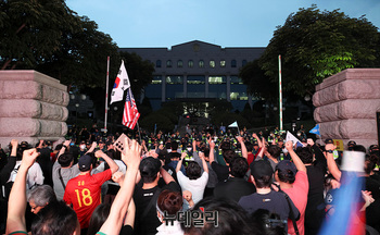 [포토] 중앙선관위서 '부정선거 원천무효' 외치는 시민들 