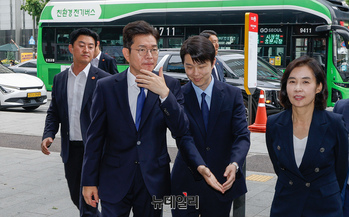 [포토] 캠프 향하는 정원오 더불어민주당 서울시장 후보