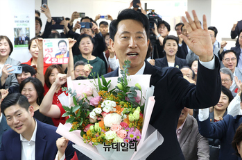 [포토] 대역전 승리 꽃다발 든 오세훈 서울시장 당선인