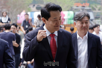[포토] 서울시청 향하는 오세훈 서울시장 