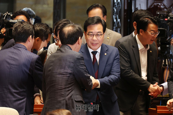 [포토] 밝은 얼굴로 의총 참석하는 송언석 국민의힘 원내대표