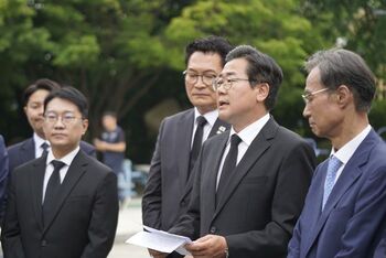 당선 후 첫 참배 나선 박찬대 …“새로운 인천시대 열겠다”