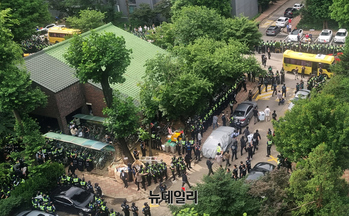 [포토] 잠실투표소, 35시간 만에 반출되는 투표함 2개