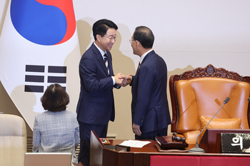 [포토] 인사 나누는 조정식 신임 국회의장과 주호영 의원