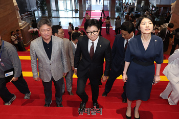 [포토] 친한계 의원들 대동하고 본회의장 향하는 한동훈 무소속 의원