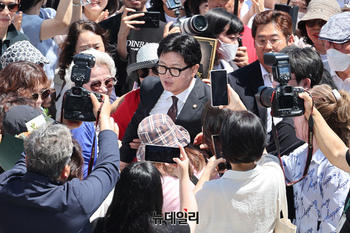 [포토] 지지자들 몰고 회견장 등장한 한동훈 무소속 의원