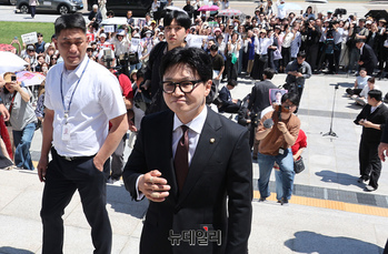 [포토] 본회의장으로 향하는 한동훈