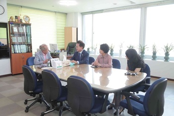 [포토뉴스] 육동한 춘천시장, 노인회·보훈회관·통합돌봄 대상자 잇달아 방문